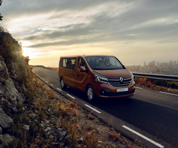 ABD Renault-Trafic-Passenger-header