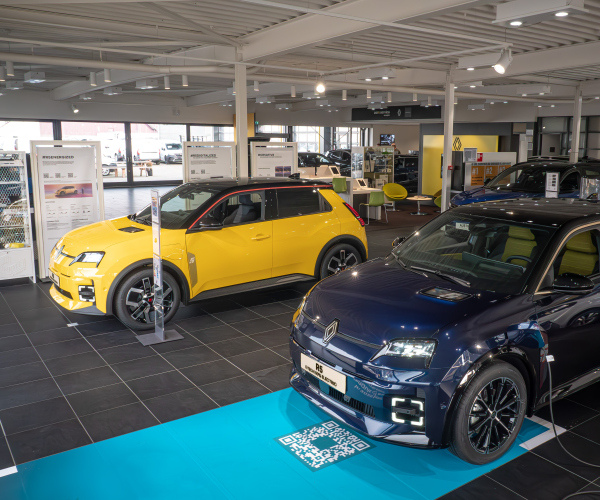 Renault 5 nu in de showroom bij ABD